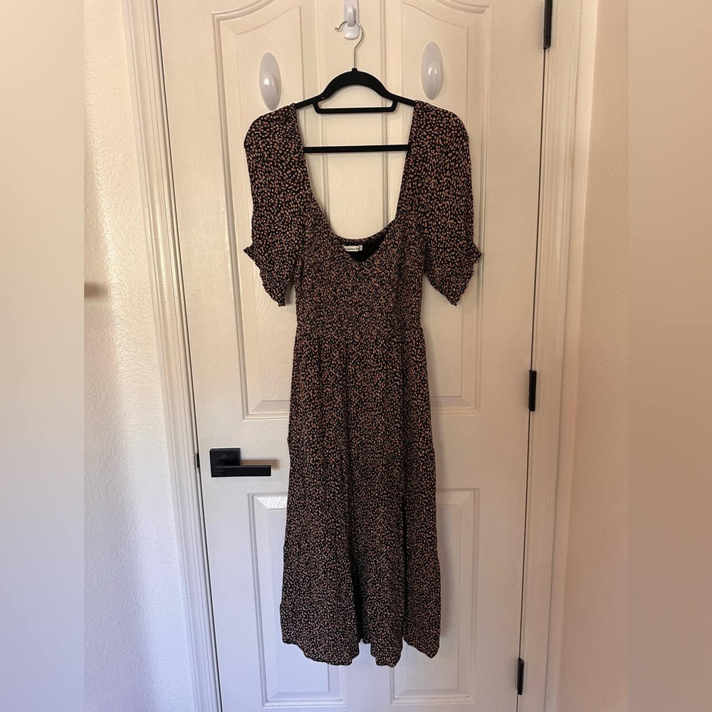 ABERCROMBIE & FITCH SHORT SLEEVE SMOCKED MIDI DRESS